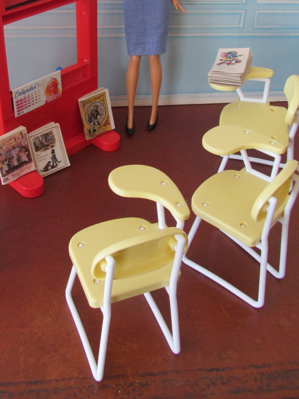 TEACHER BARBIE for KINDERGARTEN & GRADE SCHOOL w DESKS & FUN CLASSROOM ITEMS - Picture 8 of 8